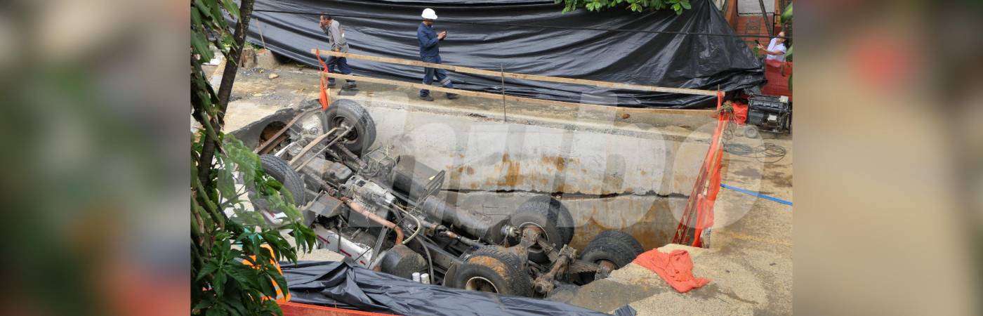 Los vecinos han documentado todo: el trabajo en la obra día a día, minutos antes de la emergencia, el día después con el vehículo volcado y cuando la volqueta estaba completamente tapada con plásticos. FOTO: CORTESÍA