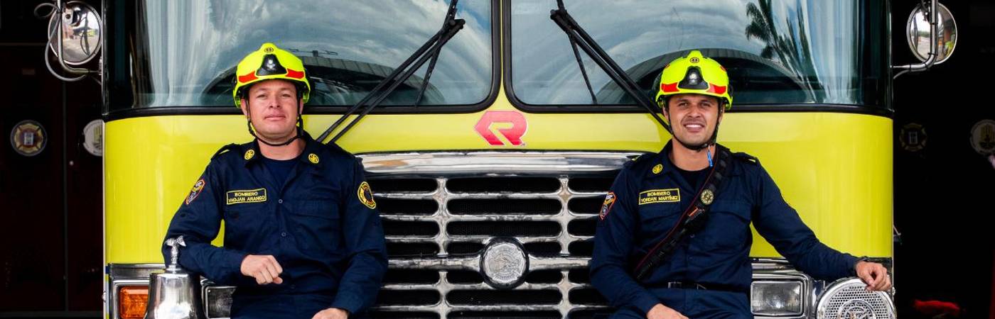Yhojan Arango (izq.) y Yordan Martínez (der.), dos bomberos de Medellín que aman su profesión y el servicio a los demás. FOTOS: JULIO CÉSAR HERRERA