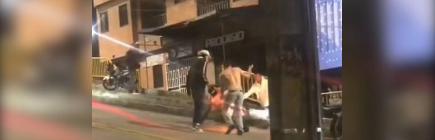 Moto incendiada en Aranjuez. FOTO: CORTESÍA DENUNCIAS ANTIOQUIA