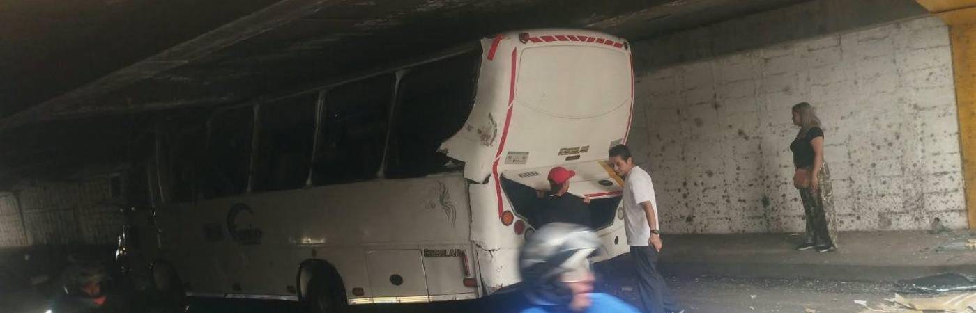El accidente requirió una grúa planchón para realizar las labores de retiro. FOTO: DENUNCIAS ANTIOQUIA