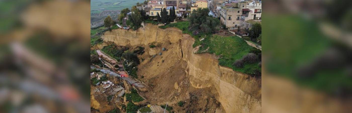 Ciclón Harry dejó a un pueblo de Italia al borde de un precipicio. FOTO: @MONDOTERREMOTI
