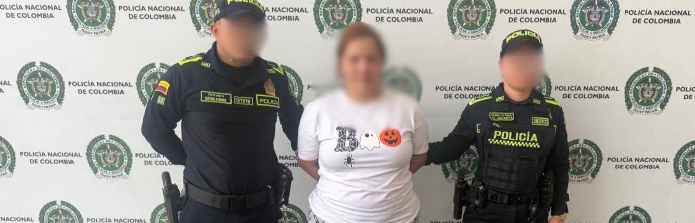 Ella es la mujer capturada por uniformados de la Policía Metropolitana en el barrio París, en Bello. FOTO: POLICÍA METROPOLITANA