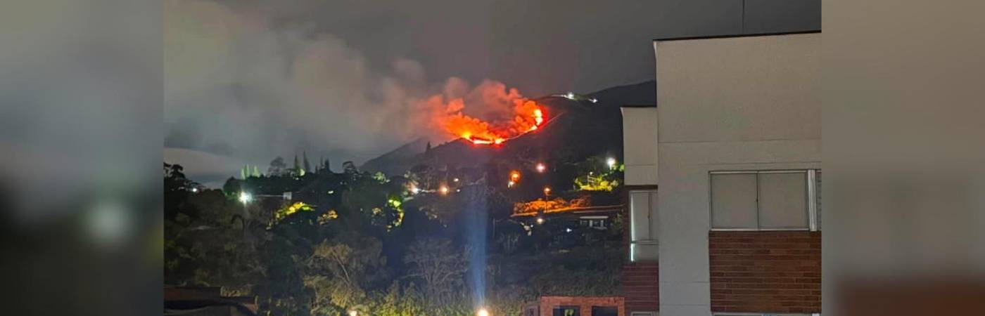Así se veía el incendio de la noche del sábado, 11 de julio, desde la parte baja del municipio. FOTO: CORTESÍA