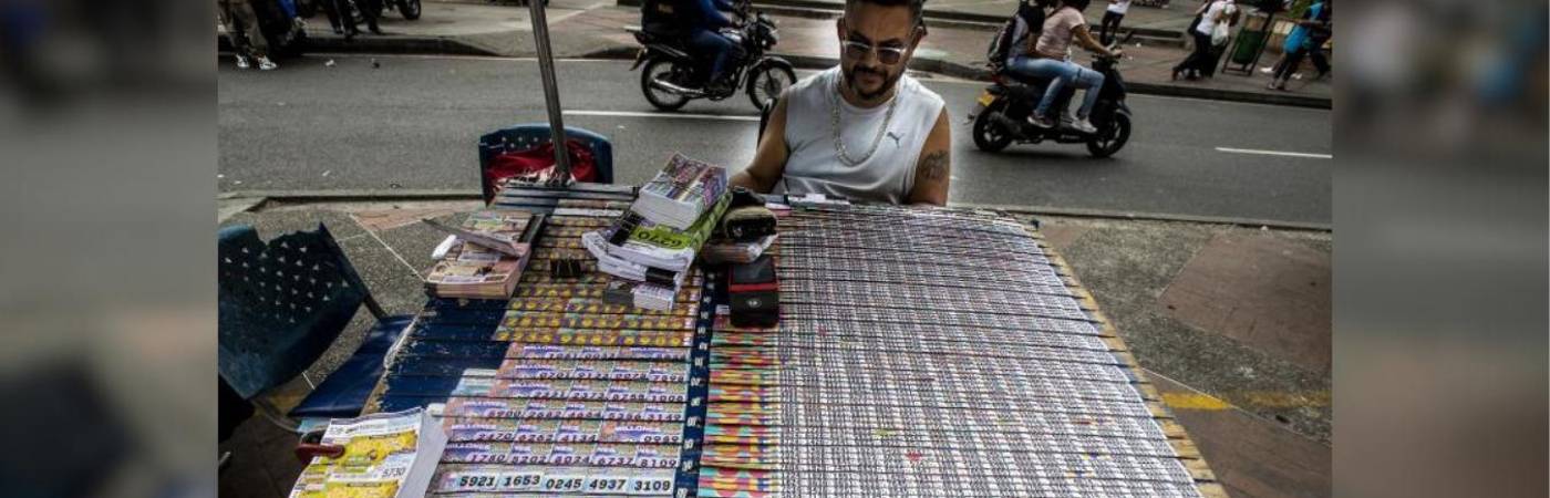 Venta de loterías en Medellín. FOTO: JAIME PÉREZ