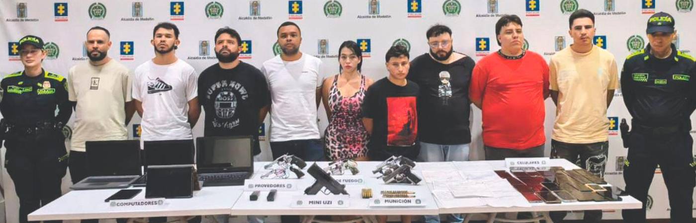 Los ocho hombres y la mujer que fueron capturados por la Policía durante la diligencia de allanamiento a la vivienda, junto a los elementos encontrados. FOTO: CORTESÍA