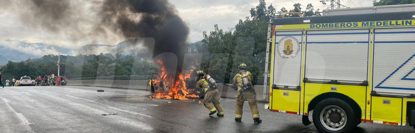 Los Bomberos de Medellín atendieron la emergencia. FOTO: CORTESÍA