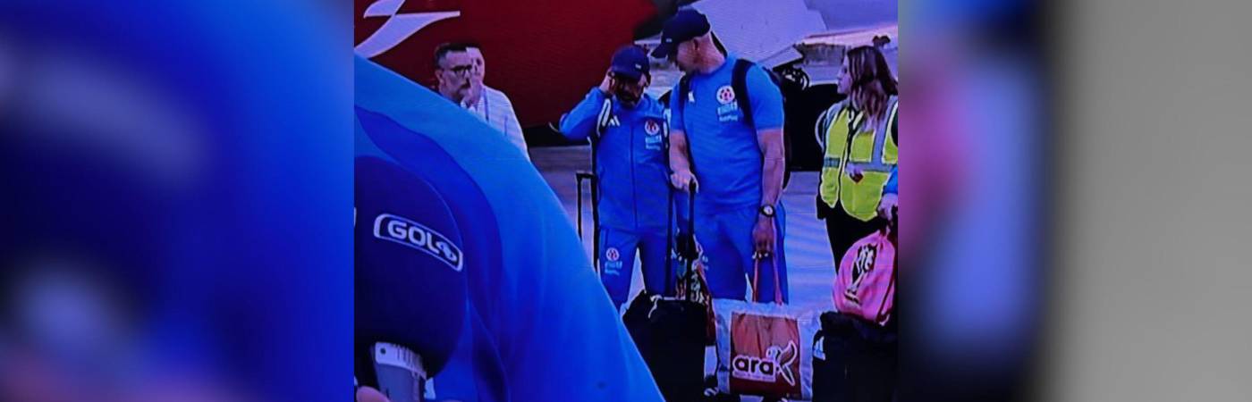 Momento captado en televisión cuando el utilero baja del avión con la bolsa de Tiendas Ara. FOTO: TOMADA DE X @TOMASFORERO08