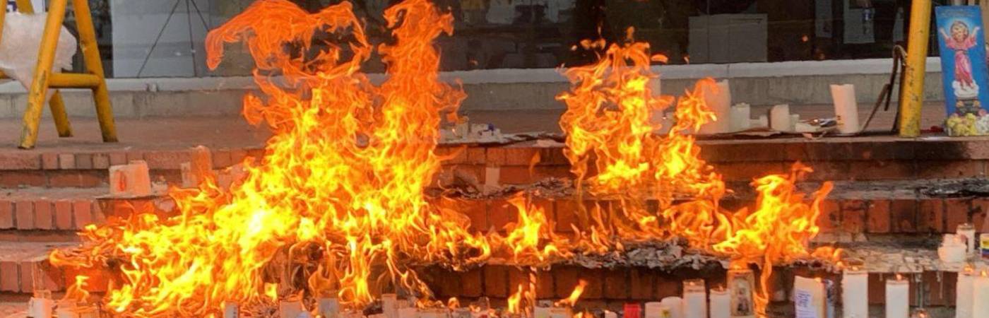 La unión de varias velas derivó en las llamas que consumieron parte del altar. / FOTO: CORTESÍA. 