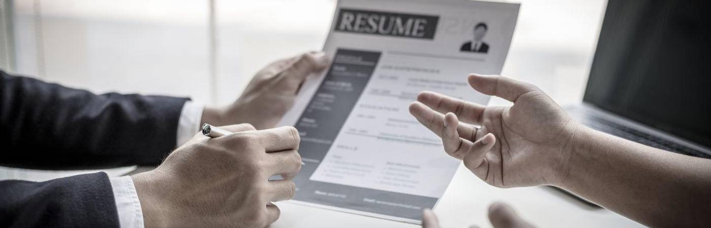 Asegúrate de cometer los menos errores posibles a la hora de hacer tu hoja de vida para que los reclutadores no te descarten del proceso. / FOTO: CANVA