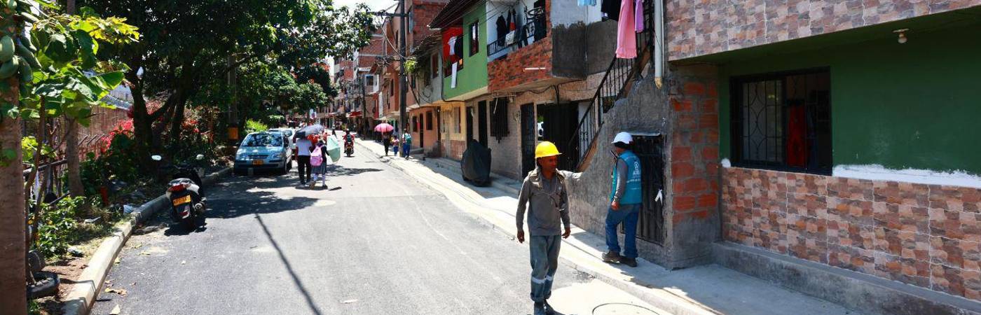 Para la intervención de las vías fue necesario sacrificar algunas huertas y jardineras que había construido la comunidad al lado de la línea férrea del metro. ¡Valió la pena! / FOTO: MANUEL SALDARRIAGA