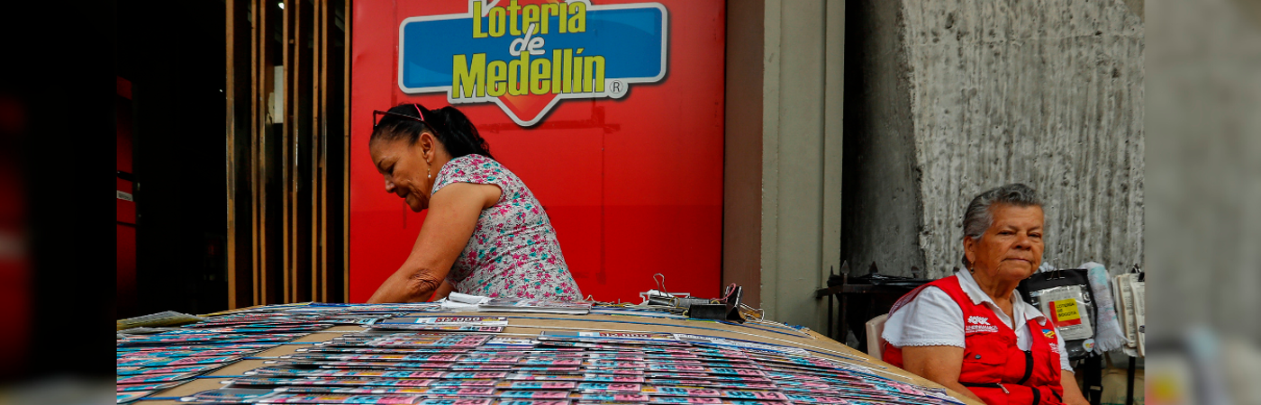 Venta de loterías en Medellín. /FOTO: ARCHIVO