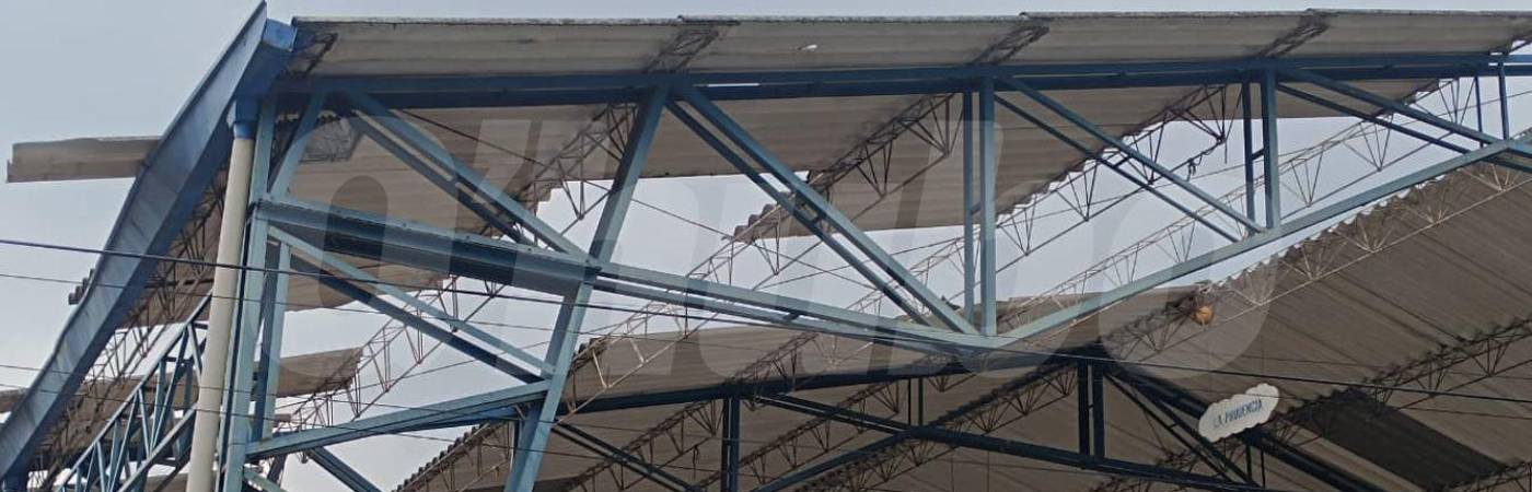La lluvia ocasionó el desprendimiento de una parte del techo del colegio Santa María Goretti. FOTO: CRISTIAN VÁSQUEZ
