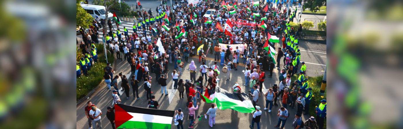 Aproximadamente unas 200 personas salieron a marchar en apoyo al pueblo palestino en Medellín. / FOTO: MANUEL SALDARRIAGA