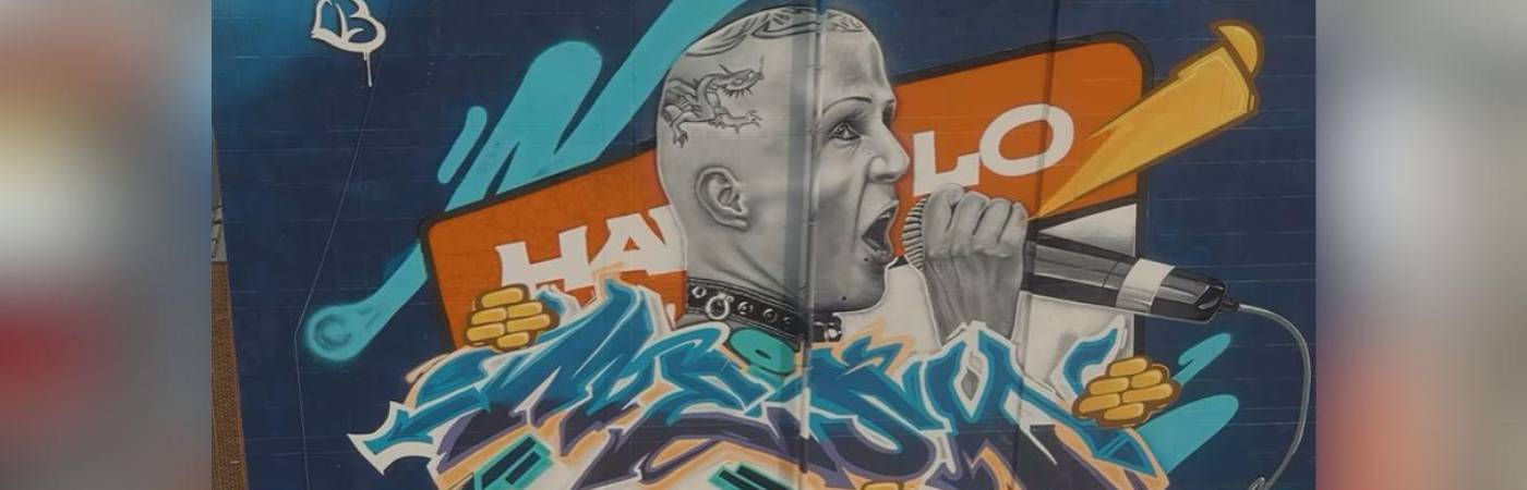 ’El punk no muere’ es uno de los murales que le dan color al centro de Medellín. FOTO: CAPTURA DE VIDEO