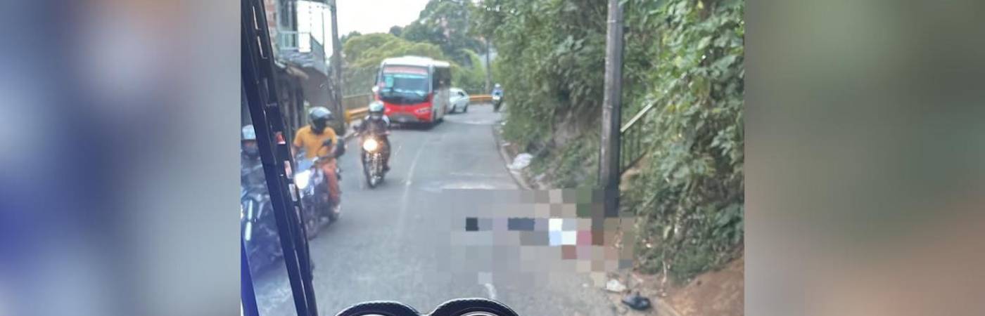 Así dejaron a Andrés Felipe García Hernández, quien todavía tenía signos vitales e iba a ser trasladado a centro asistencial. FOTO: CORTESÍA DENUNCIAS ANTIOQUIA