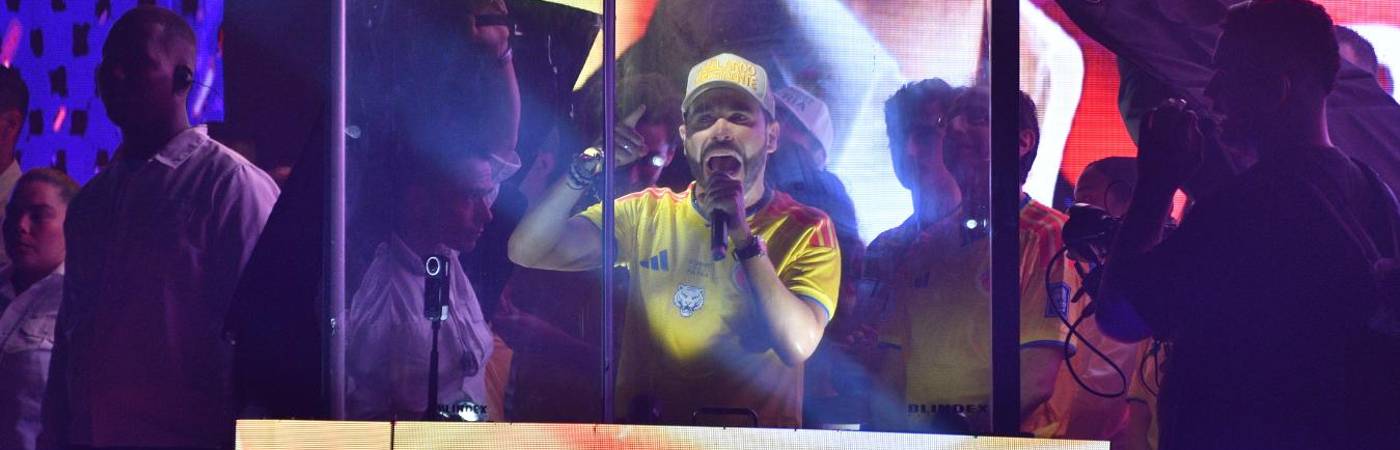 Abelardo de la Espriella celebró su ventaja en la primera vuelta presidencial en el malecón de Barranquilla. FOTO: COLPRENSA