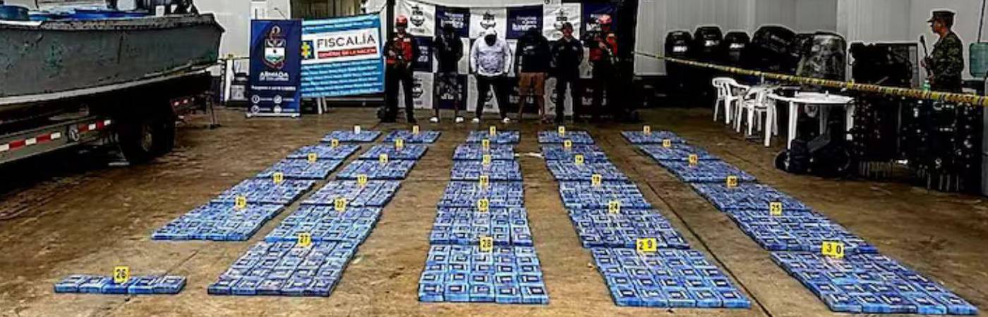 Las autoridades incautaron cerca de una tonelada de cocaína que era transportada en una lancha rápida. / FOTO: ARMADA NACIONAL