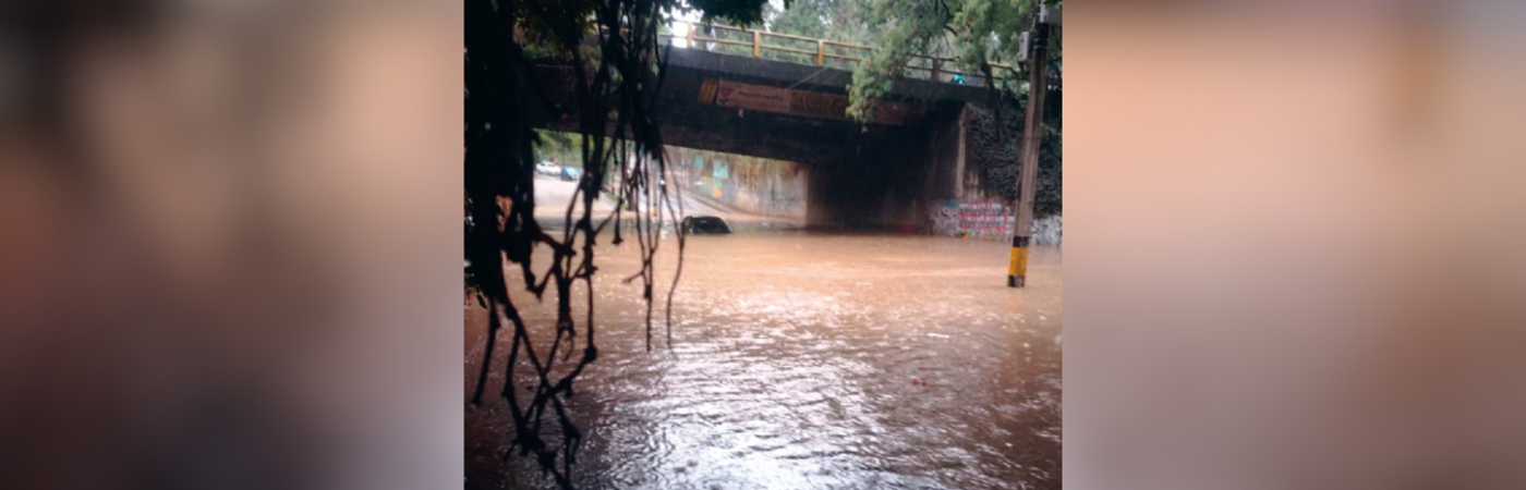 Al fondo se alcanza a ver el carro sumergido en el agua que superaba los dos metros de altura. /FOTO: CORTESÍA FAMILIA DE LA AFECTADA