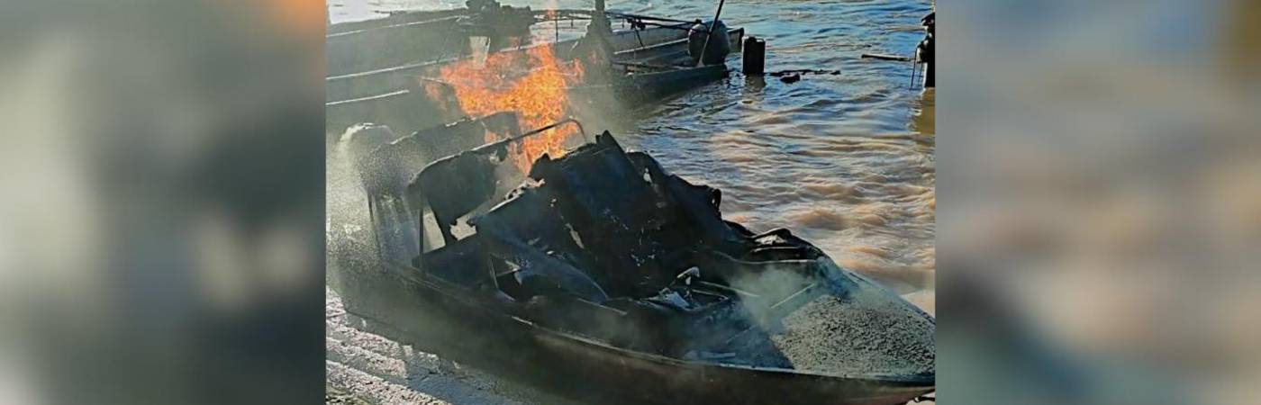 Una de las chalupas que resultó incinerada. / FOTO: CORTESÍA ALERTA PAISA