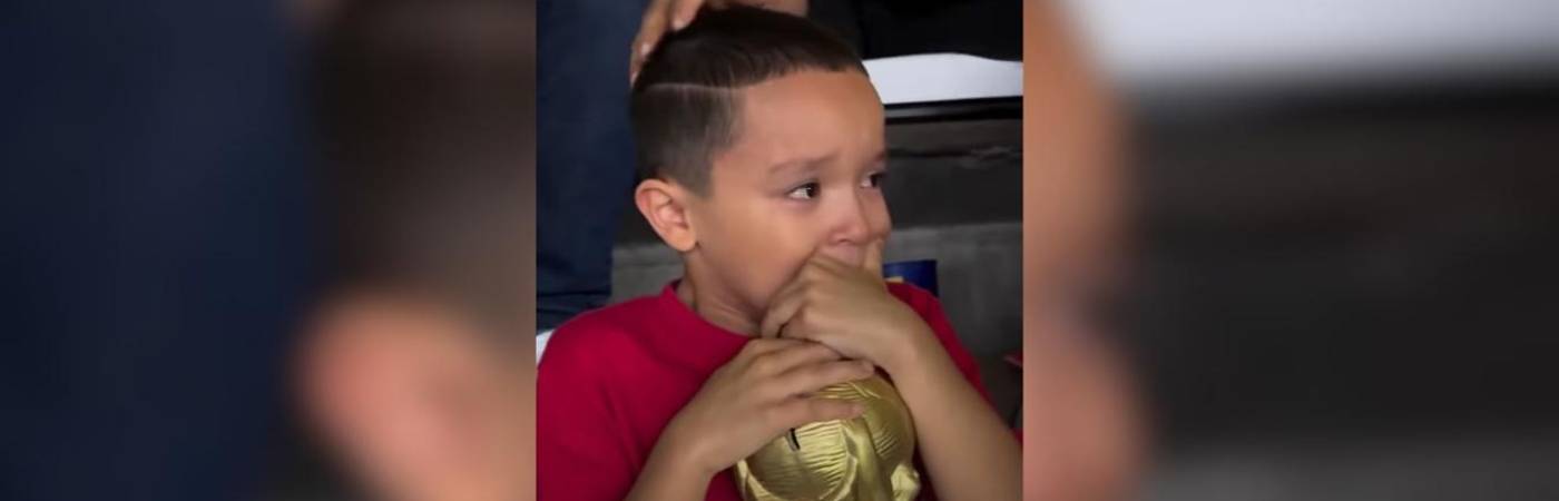 Niño de Uzbekistán llora desconsolado tras perder contra Colombia. FOTO: TOMADA DE INSTAGRAM KIENYKE