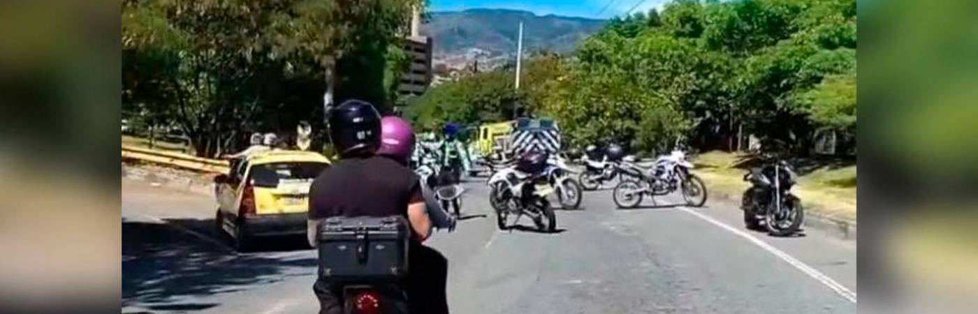 Mientras se realizaban las labores de levantamiento, autoridades de tránsito sugirieron tomar vías alternas. FOTO: COMUNICADOSMEDELLIN.
