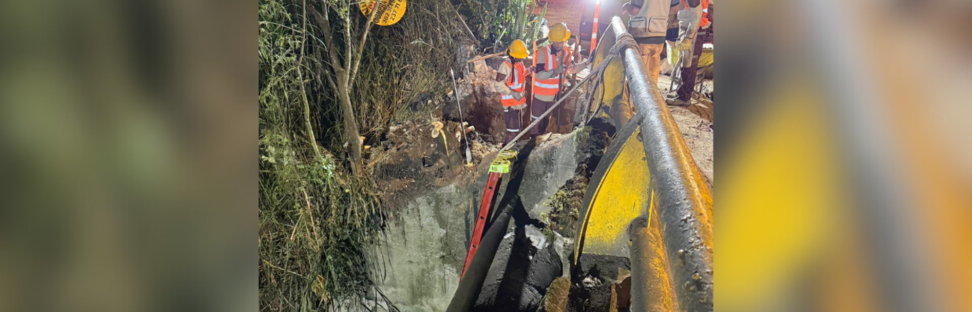 Desde la noche de este martes, 23 de septiembre, continúan las reparaciones del tubo afectado en la comuna Doce de Octubre. / FOTO: CORTESÍA EPM