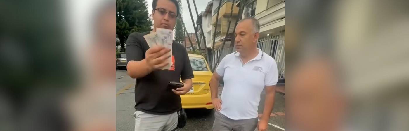 Taxista devolviendo dinero a pasajero. FOTO: REDES SOCIALES