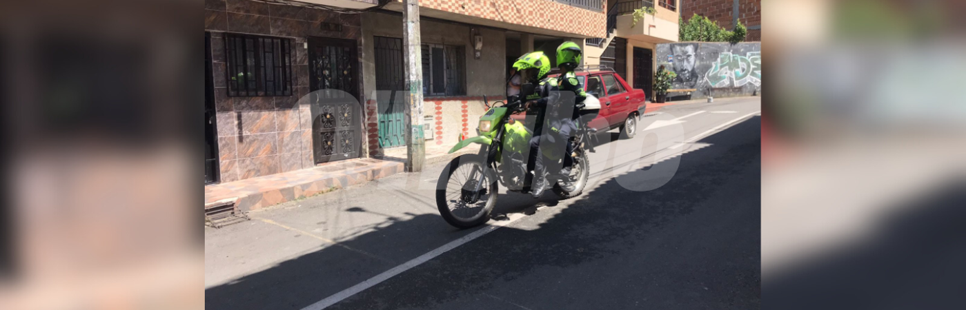 Andrés Felipe Londoño Montoya fue asesinado en la acera ubicada al frente de los policías y quedó tendido detrás del vehículo de color rojo. /FOTO: LAURA ROSA JIMÉNEZ VALENCIA