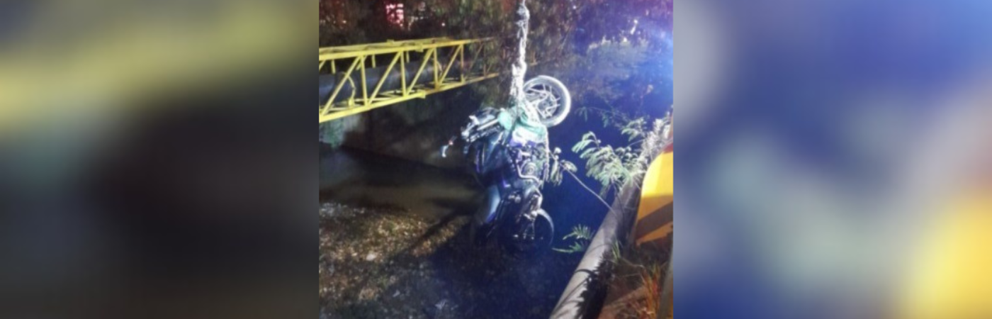 Moto sacada de la quebrada la Iguaná en Medellín tras fuerte choque múltiple. /FOTO: REDES SOCIALES