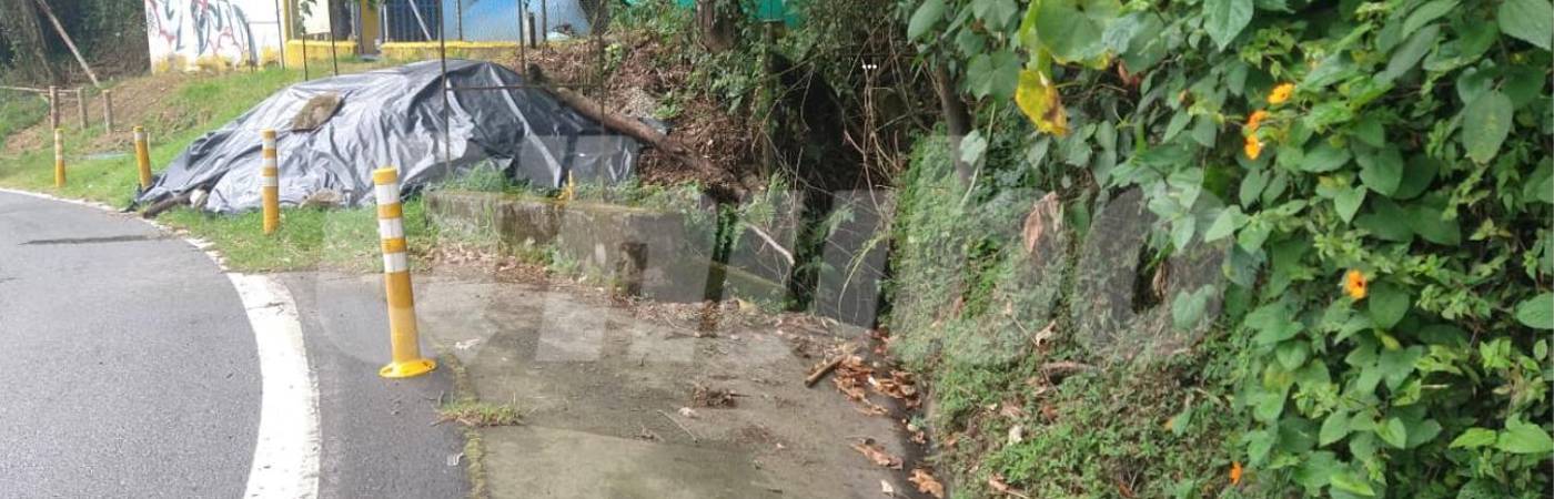 El cuerpo fue hallado tirado en esta cuneta. FOTO: GUILLERMO OSPINA MUÑOZ