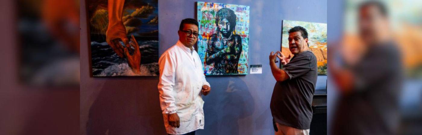 El maestro Bernardo Echavarría Berrío (izq.) dialoga con el artista Julio César Herrera (der.), en frente de la obra de este último. FOTO: JAIDER ESCOBAR