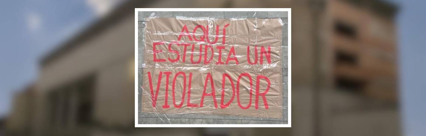 Con este letrero fue denunciado el caso en la universidad Luis Amigó. FOTO: CORTESÍA