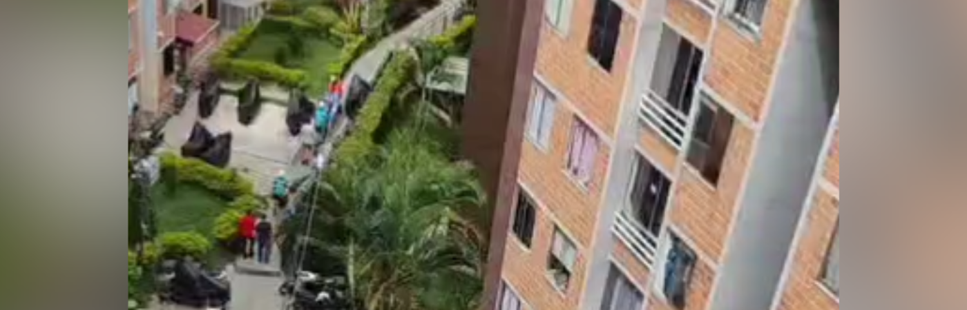 Vecinos del sector observaron cuando los jóvenes eran sacados de la urbanización. /FOTO: DENUNCIAS ANTIOQUIA