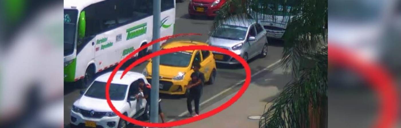 Momento en el que se cometió el atraco en el centro de Medellín. FOTO: CORTESÍA POLICÍA METROPOLITANA