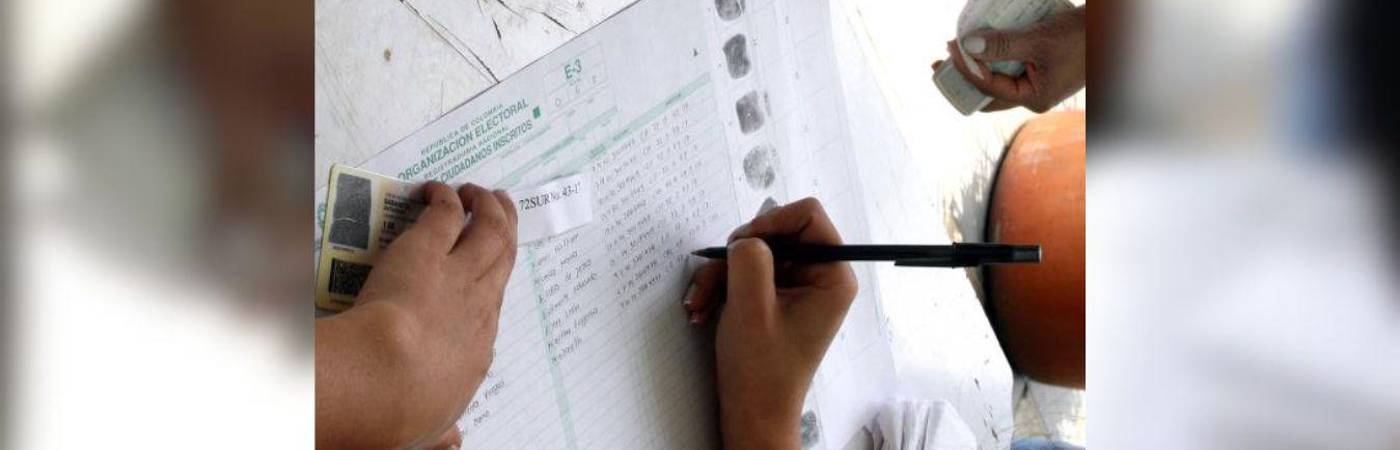 En las sedes de la Registraduría, en algunos puestos de votación e incluso en centros comerciales, hay personas que le ayudan a inscribir su cédula para las elecciones del 2026. FOTO: ARCHIVO - ROBINSON SÁENZ.