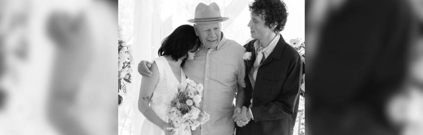 La pareja optó por no seguir la tradición en la que el padre lleva a la hija al altar. FOTO: INSTAGRAM @VOGUEMAGAZINE