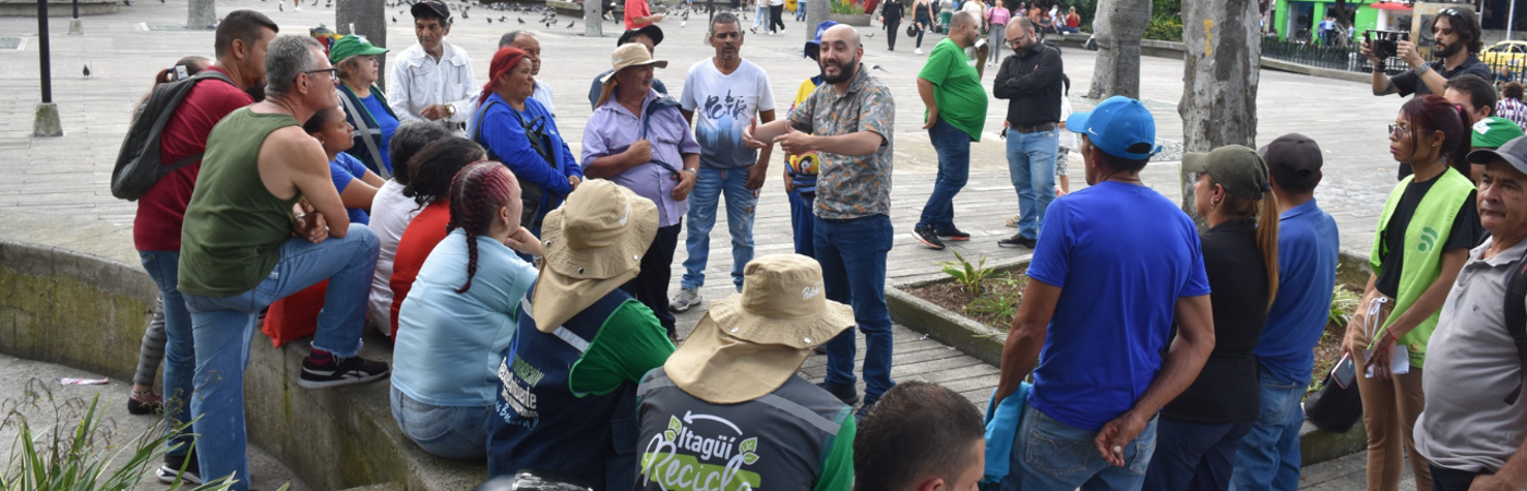 Charla a recicladores en Itagüí. / FOTO: CORTESÍA ANDRÉS CHICA