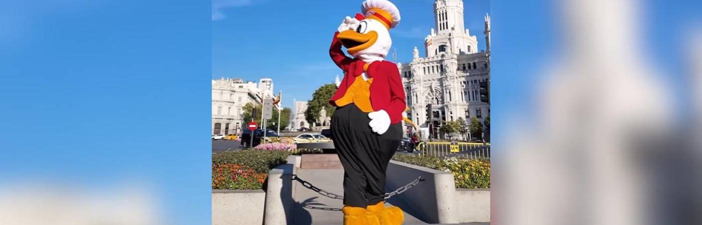Pollo Frisby Colombia no se quedó quieto e hizo presencia en España. FOTO: CAPTURA DE VIDEO TOMADA DE INSTAGRAM @FRISBYLOHACE
