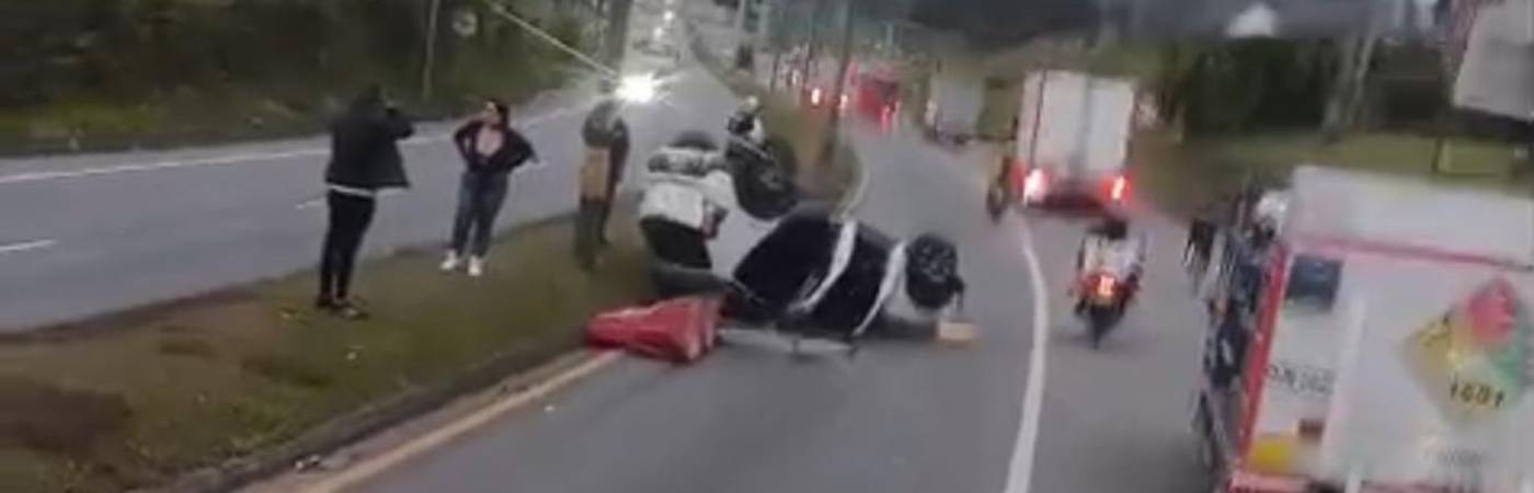 Accidente de tránsito en la autopista Medellín-Bogotá, en jurisdicción de Guarne. FOTO: CORTESÍA