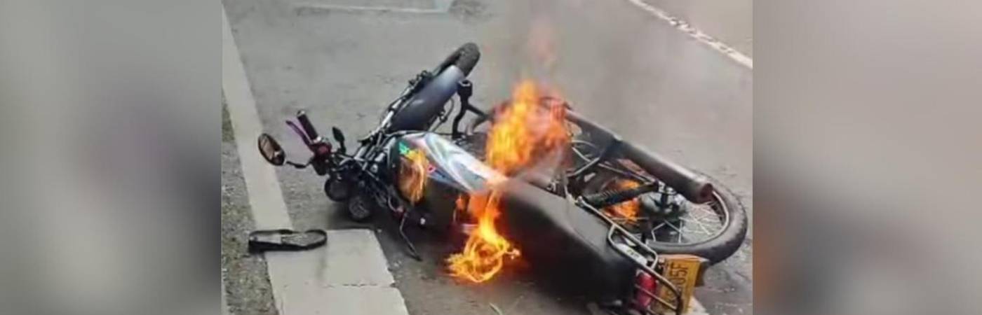 Moto quemada en el Centro de Medellín. FOTO: PRENSA PAISA