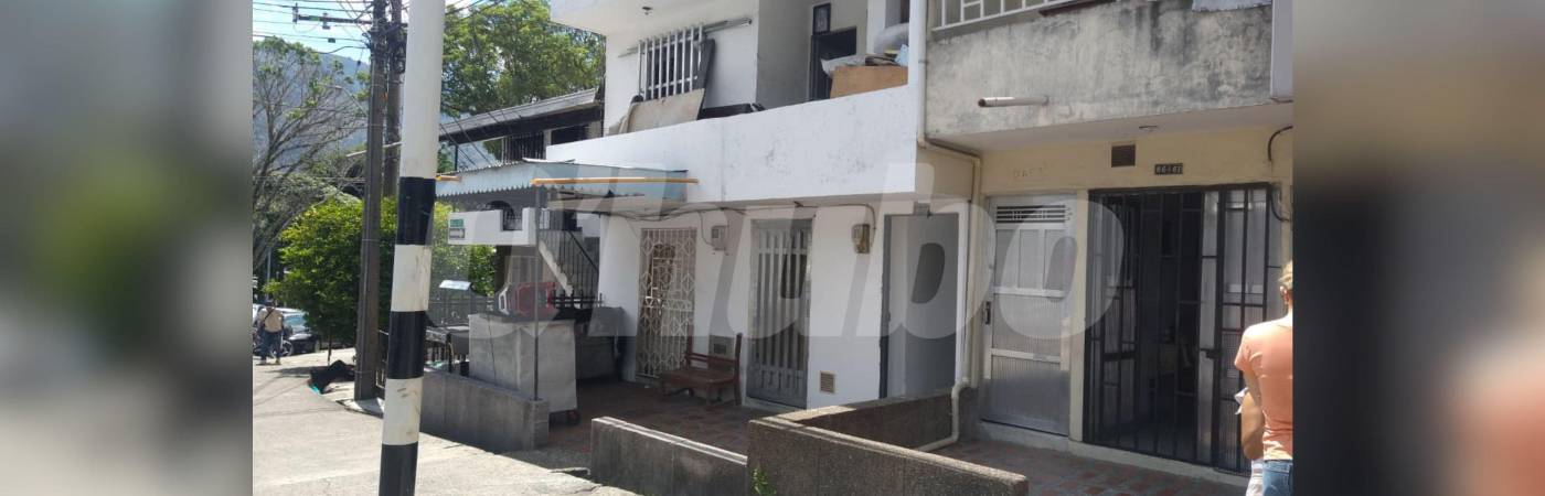 En primer piso de esta vivienda (blanca) ocurrió la riña en la que resultó herido Marco Aurelio Restrepo Restrepo. FOTO: GUILLERMO LEÓN OSPINA MUÑOZ