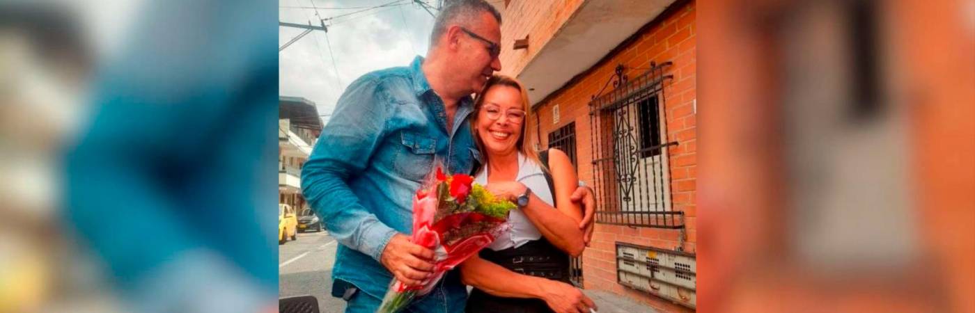 Esta fue la última foto que les tomaron Magnolia de Jesús Rivera Maldonado y Héctor León Cañas Atehortúa, con las flores que él le regaló. /FOTO: CORTESÍA