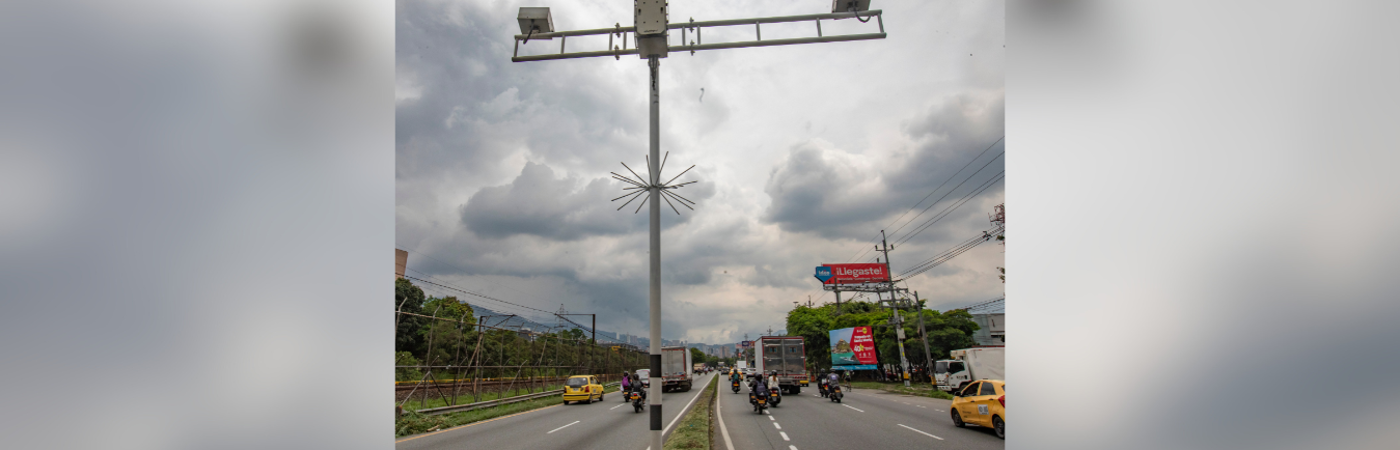 Cámara de fotomulta a la altura de Ideo en la Autopista Sur. /FOTO: ESNEYDER GUTIÉRREZ