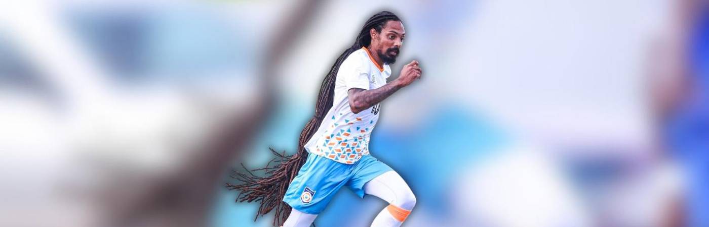 Aedan Scipio, futbolista de la Selección de Fútbol Anguila de la Concacaf a quien le jalaron el pelo dos adversarios. FOTO: TOMADA DE X @IAMWAFULA1