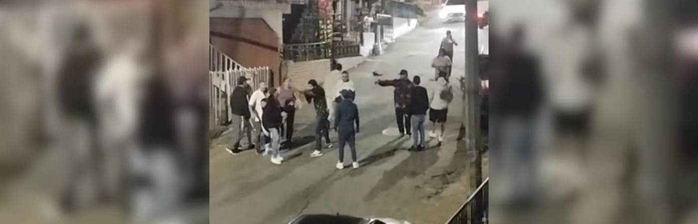 Casi linchan a presunto abusador en San Antonio de Prado. FOTO: CAPTURA DE VIDEO DE ABURRÁ PRESS