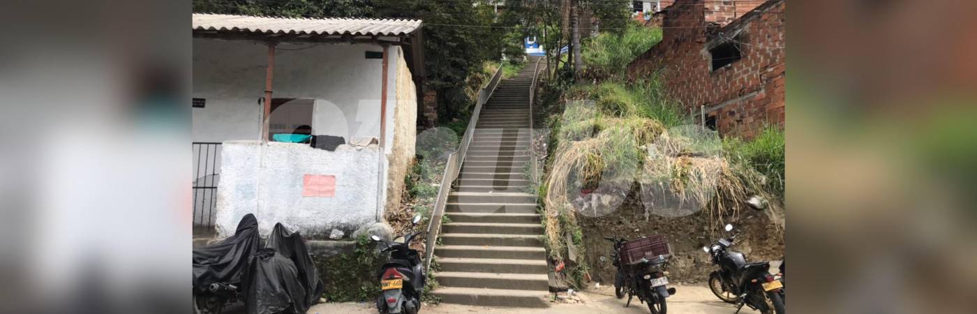En estas escaleras ocurrió el tiroteo entre militares y presuntos integrantes de un grupo delincuencial en Altavista. FOTO: LAURA ROSA JIMÉNEZ VALENCIA