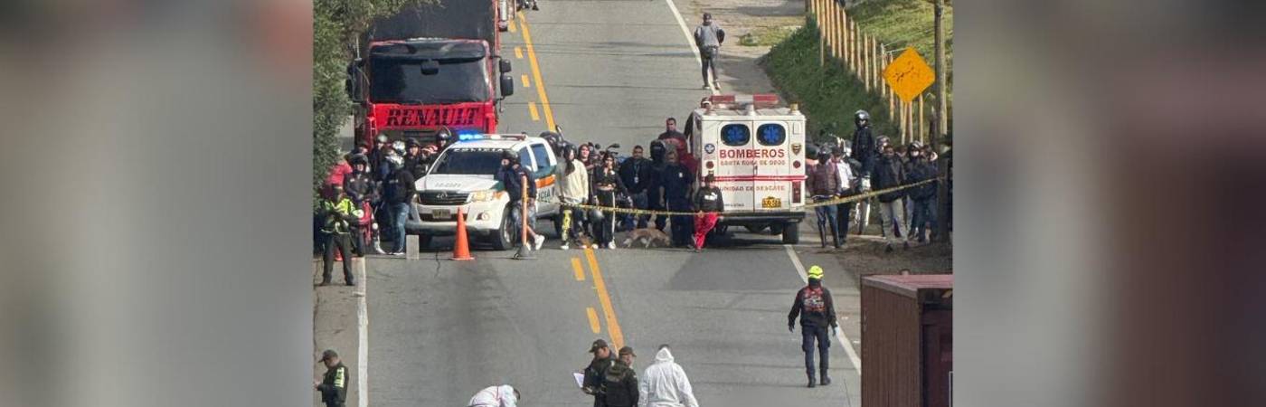 Fue necesario cerrar ambos sentidos de la vía para hacer el levantamiento del cuerpo. FOTO: CORTESÍA DENUNCIAS ANTIOQUIA