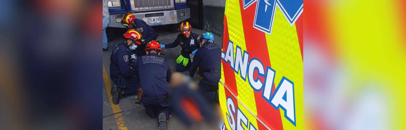 Bomberos Envigado asistió la emergencia donde resultó gravemente herida la víctima. /FOTO: CORTESÍA BOMBEROS ENVIGADO