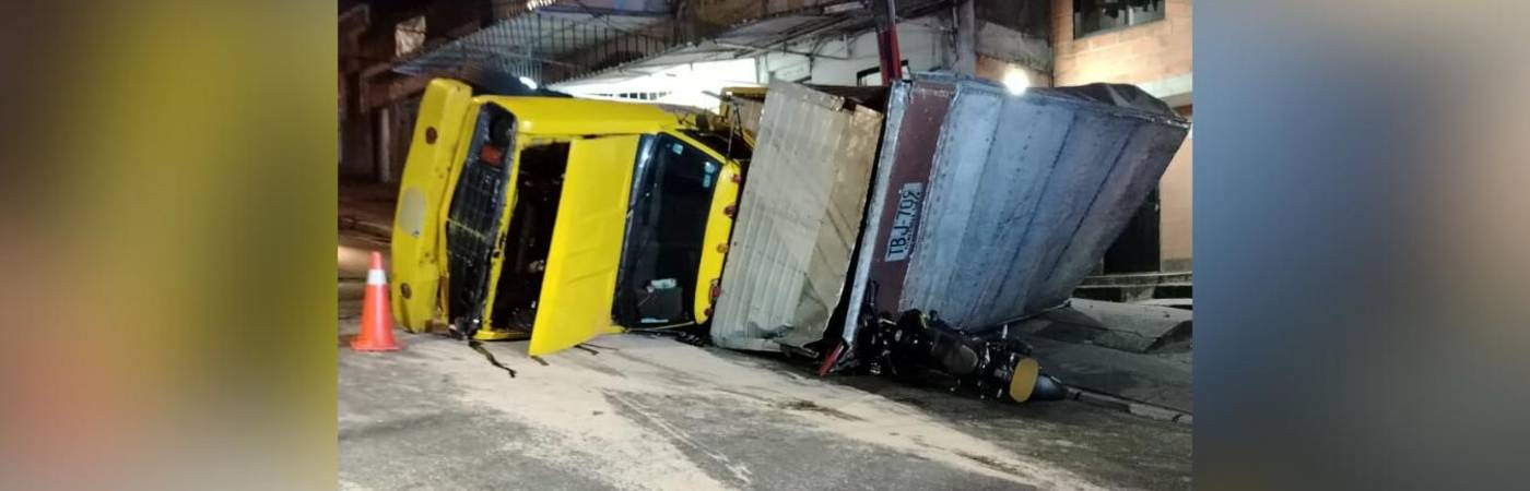 Camión volcado en Manrique. FOTO: CORTESÍA DENUNCIAS ANTIOQUIA
