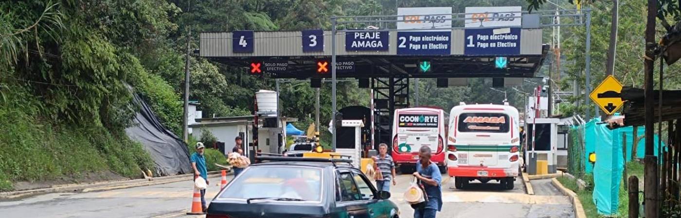 El peaje de Amagá recibió la ampliación de 3 casetas de cobro con el objetivo de que la movilidad fluyera. Es por eso que tuvo incremento adicional en su costo. FOTO: CRISTIAN VÁSQUEZ